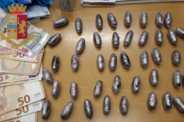 Gli ovuli di hashish sequestrati