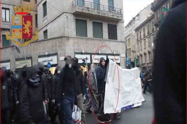 Nel cerchio il manifestante No Expo che era ricercato da tre anni, impegnato durante il corteo del primo maggio 2015 (Facebook)