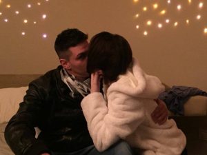 Manuel Buzzini, il ragazzo trovato impiccato sabato: la ragazza abbracciata a lui è Sara Luciani: era scomparsa da venerdì ed è stata trovata morta in un canale (Facebook)