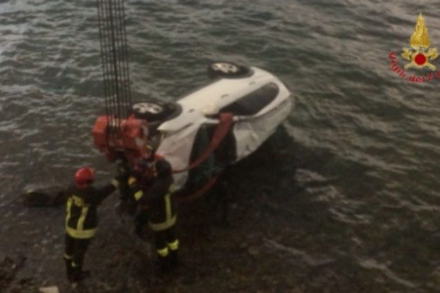 L’auto finita nel lago di Como a Lecco (Vigili del fuoco)