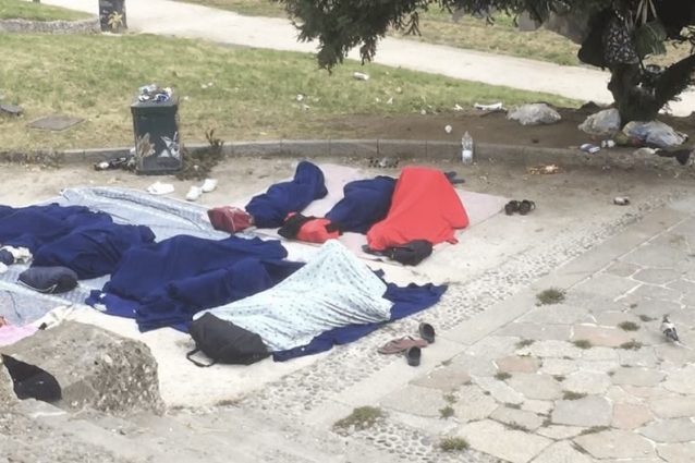 Alcuni dei profughi accampati nei giardinetti vicino a Porta Venezia, a Milano (foto di Silvia Sardone)
