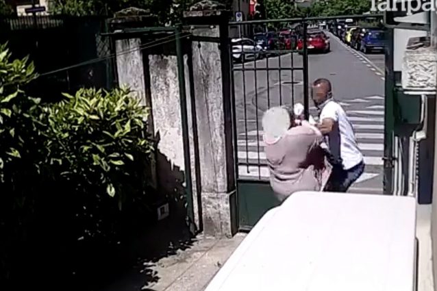 Lo scippatore in azione