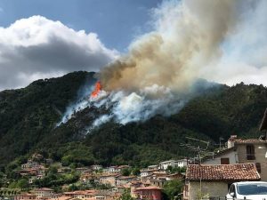 Boschi in fiamme a Tremosine, Alto Garda bresciano – foto Facebook "Tremosine sul Garda, uno dei più bei borghi d’Italia"