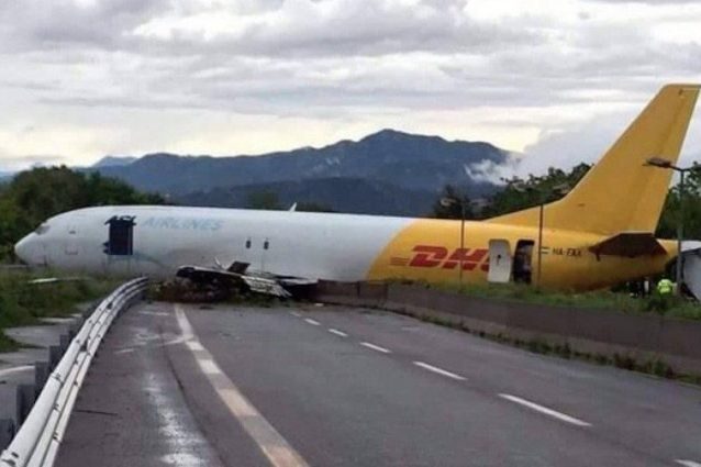 L’aereo cargo finito fuori pista a Orio al Serio