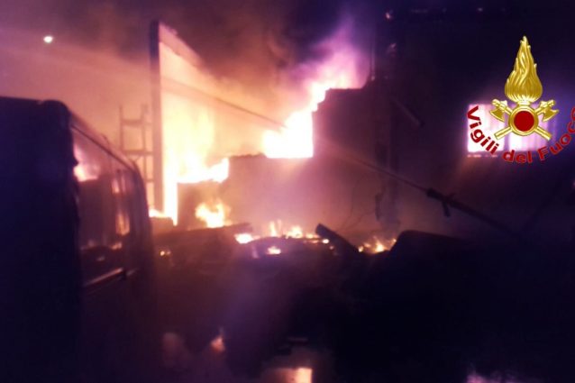 L’incendio a Parabiago, uno dei tre roghi divampati questa notte tra Milano e l’hinterland