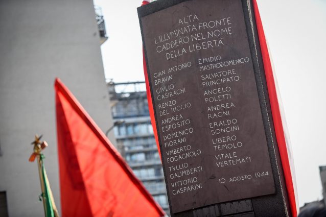La stele che ricorda i nomi dei martiri di piazzale Loreto (LaPresse)
