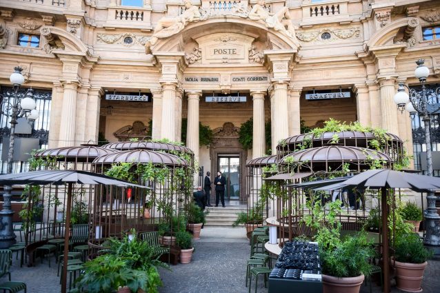 L’esterno della caffetteria Starbuck in piazza Cordusio a Milano