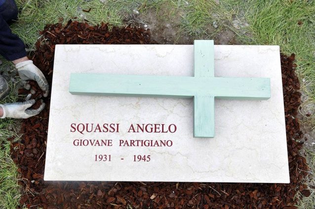 La croce dedicata al partigiano Angelo Squassi, rubata vicino alla stazione Centrale di Milano (Facebook: Anpi Milano)
