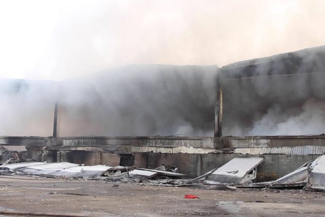 L’incendio in zona Bovisasca (Foto: Giampaolo Mannu)