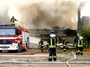 Foto LaPresse – Mourad Balti Touati 15/10/2018 Milano (Ita) – via chiasserini Cronaca Incendio nella notte alla ditta di stoccaggio rifiuti IPB di via Chiasserini – vigili del fuoco ancora sul posto Nella foto: i vigili del fuoco sul posto