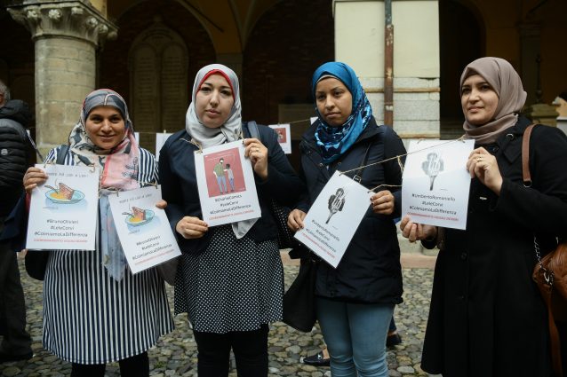 Alcune delle mamme presenti al presidio a Lodi (LaPresse)