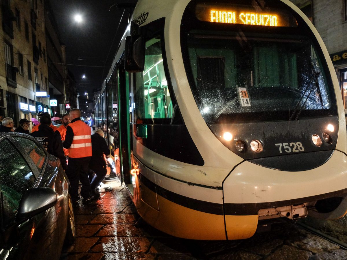 Milano Tram Deraglia Per Una Marmitta Sui Binari Paura Ma Nessun Ferito