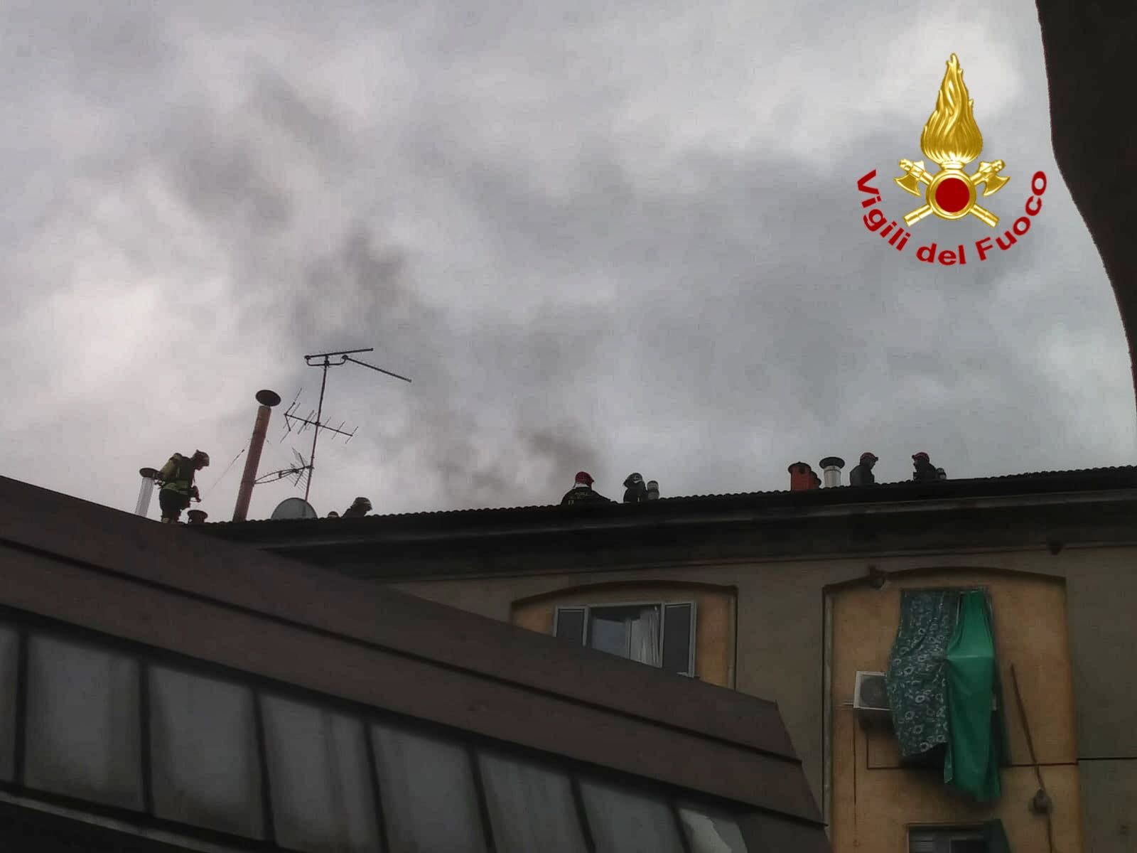 Incendio in via Melzo a Milano: alta colonna di fumo ...