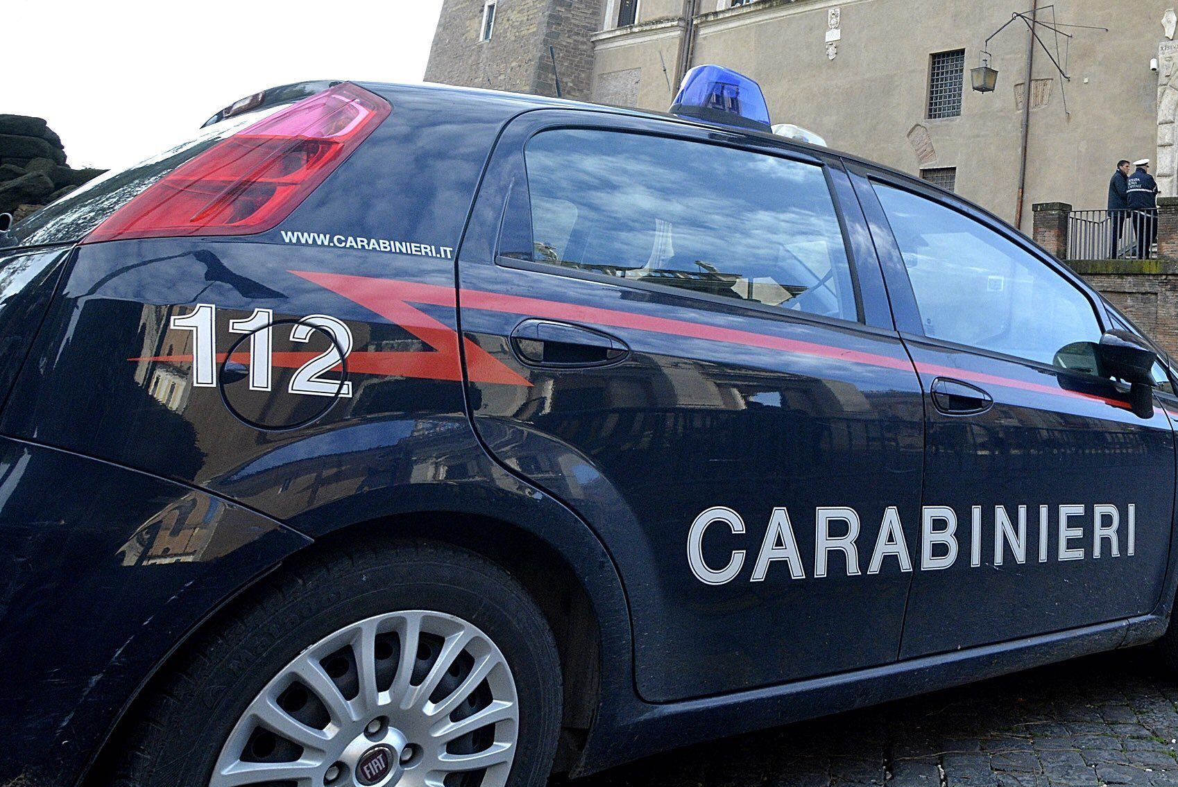 Tragedia ad Alzate Brianza: anziano precipita dal balcone di casa, morto sul colpo - Milano Fanpage.it