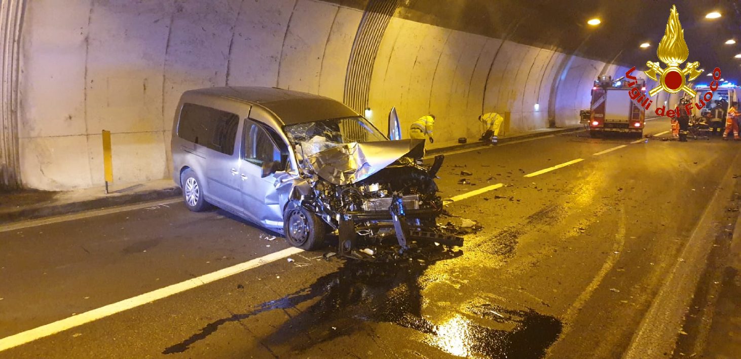 Incidente in galleria sulla Superstrada 36 a Lierna van tampona un
