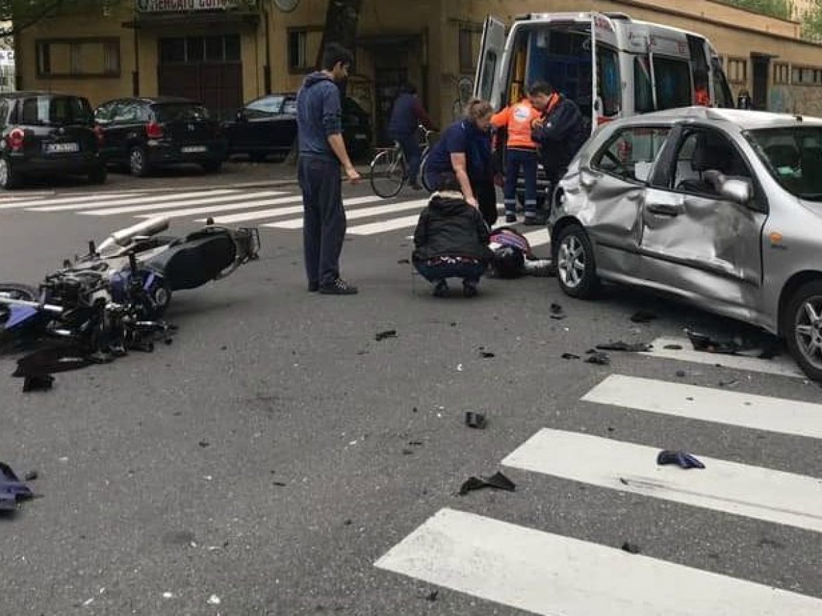 Milano Incidente A Cassina De Pecchi Tra Un Auto E Una Moto 37enne Gravissimo