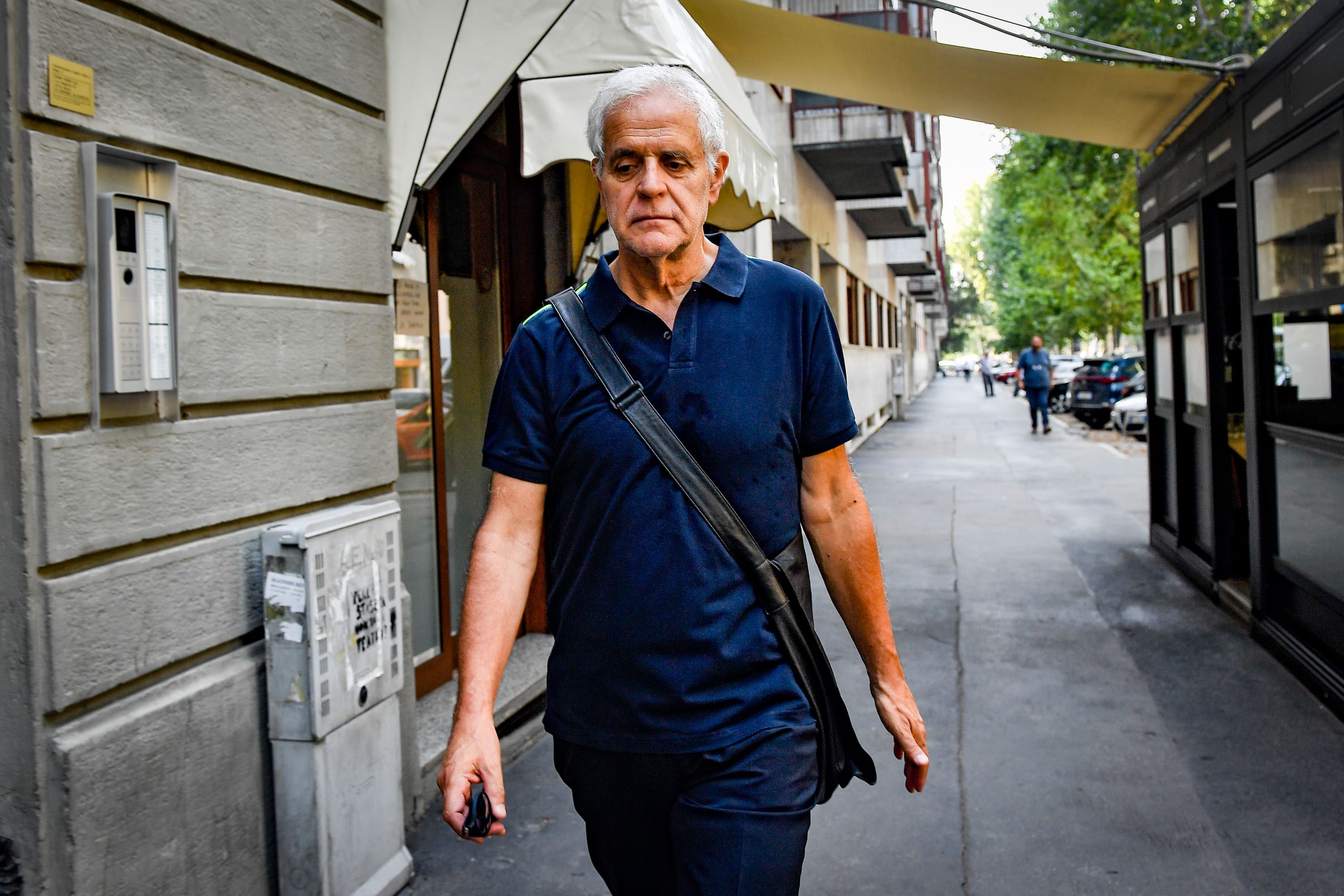 Milano, la prima passeggiata di Roberto Formigoni dopo l'uscita dal carcere