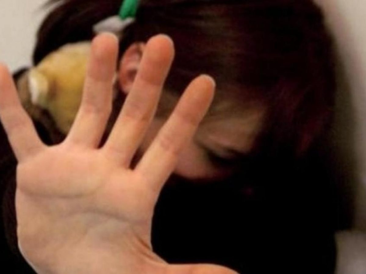 Abusi sulla figlia minorenne e su quella della nuova compagna: condannato a 13 anni