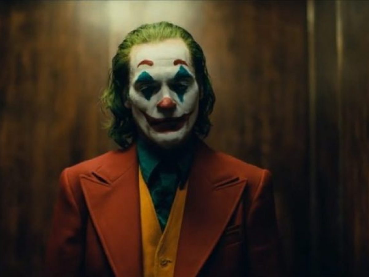 Si sfregiano al volto per assomigliare a Joker due ragazzini in