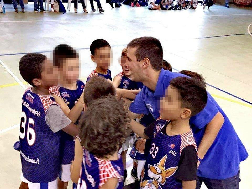 Luino, allenatore di minibasket picchiato da un papà: “Non ha fatto male a me, ma a suo figlio” - Milano Fanpage.it