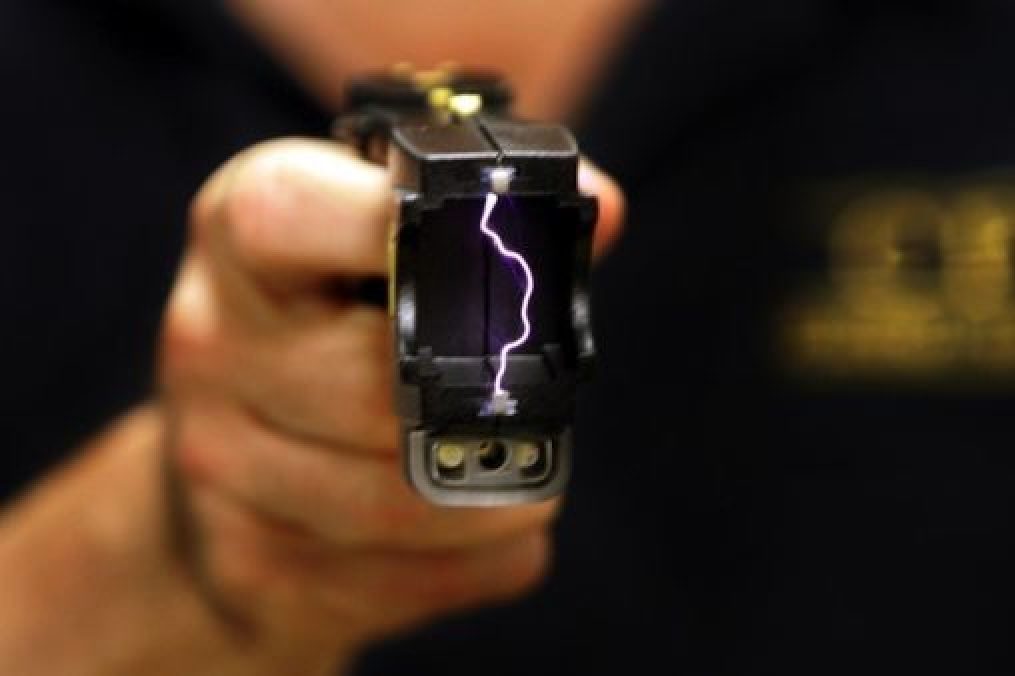 Bergamo, due banditi rapinano l’ufficio postale armati di taser: caccia all’uomo a Covo - Milano Fanpage.it
