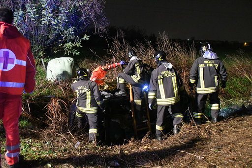 Carugate, drammatico incidente nella notte: auto finisce in un fossato. Grave ragazzo di 23 anni - Milano Fanpage.it