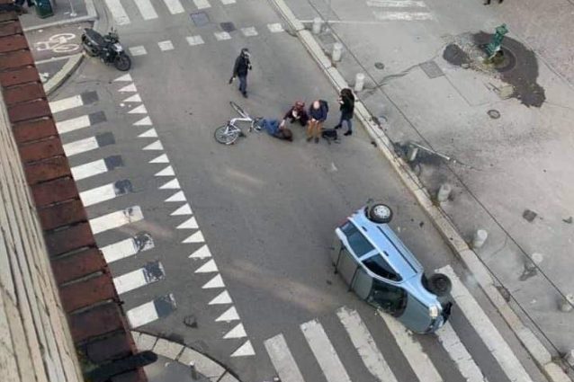 Milano, incidente stradale in via Montevideo: ragazza di 16 anni investita e auto ribaltata