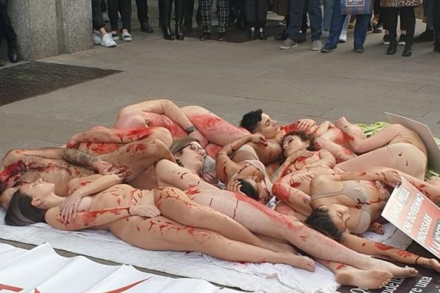 Milano, corpi nudi e insanguinati: protesta choc degli animalisti contro la Settimana della moda