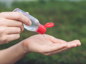 Coronavirus, gel disinfettante non si trova, farmacia a Milano lo regala: “Portate i vostri flaconi”
