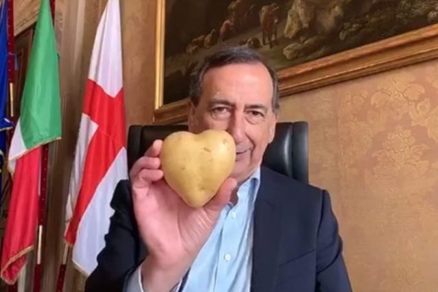 Milano, il sindaco Sala: “Dopo la riapertura pensiamo a ingressi a scuola scaglionati”