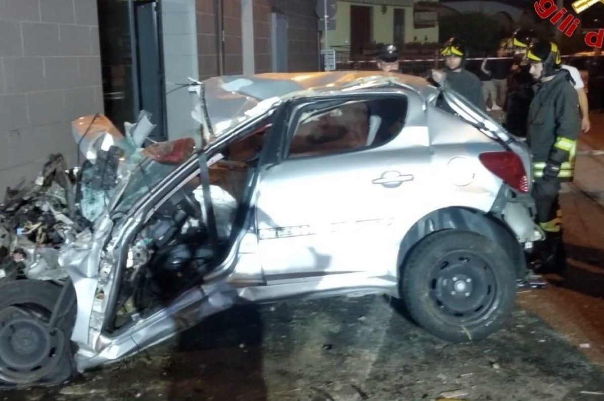 Visano Si Schianta In Auto Contro Un Palo Della Luce Grave 26enne 