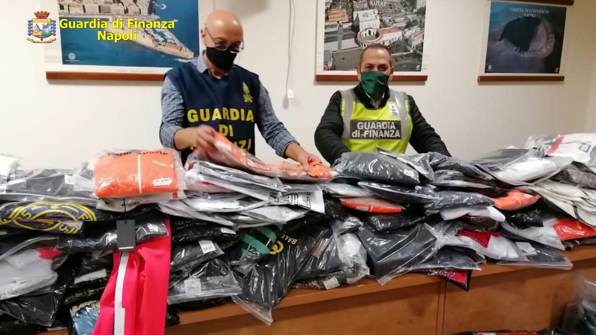 Con la zona rossa e negozi chiusi, i capi d'abbigliamento falsi venduti su  internet