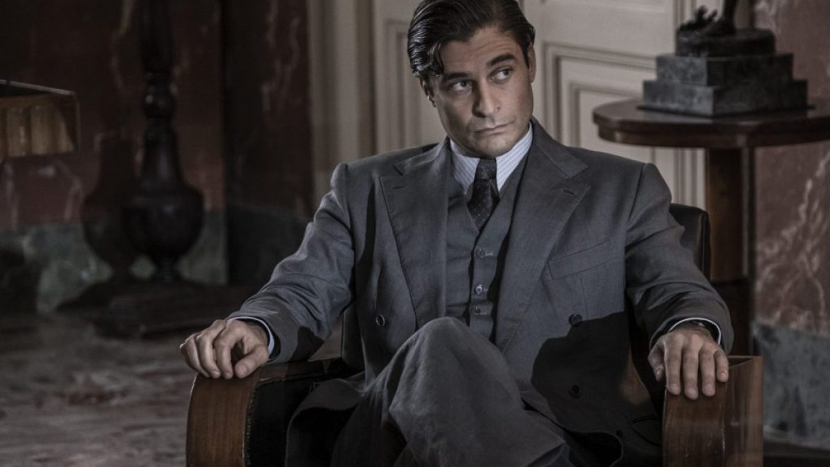 Foto di scena del Commissario Ricciardi