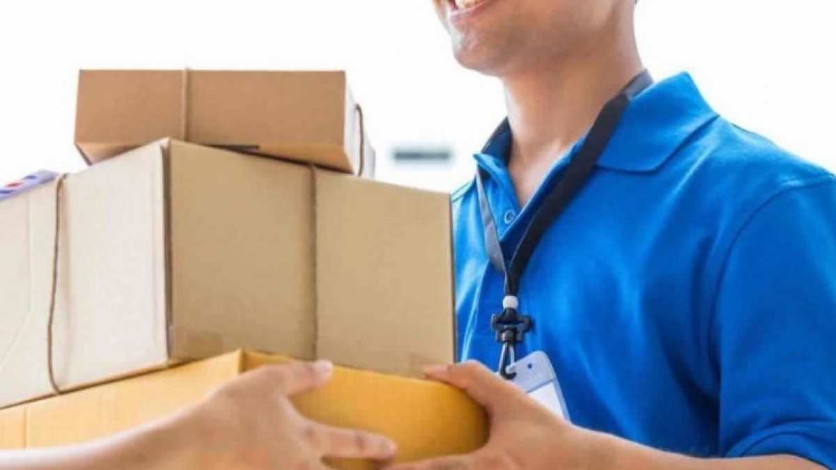 Napoli, truffa delle scarpe online: corriere consegnava scarpe scadenti,  diverse da quelle comprate