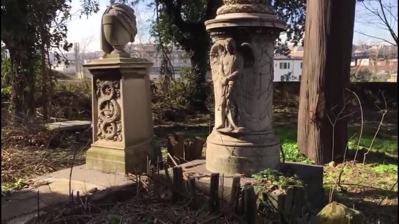 Sequestrato il Cimitero dei Colerosi di Napoli tombe illustri profanate da parcheggio abusivo