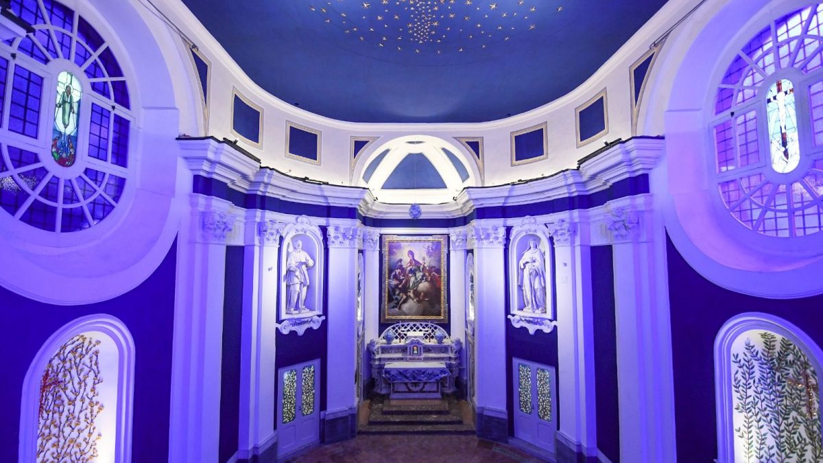 L’interno della chiesa di San Gennaro, ridecorato da Santiago Calatrava