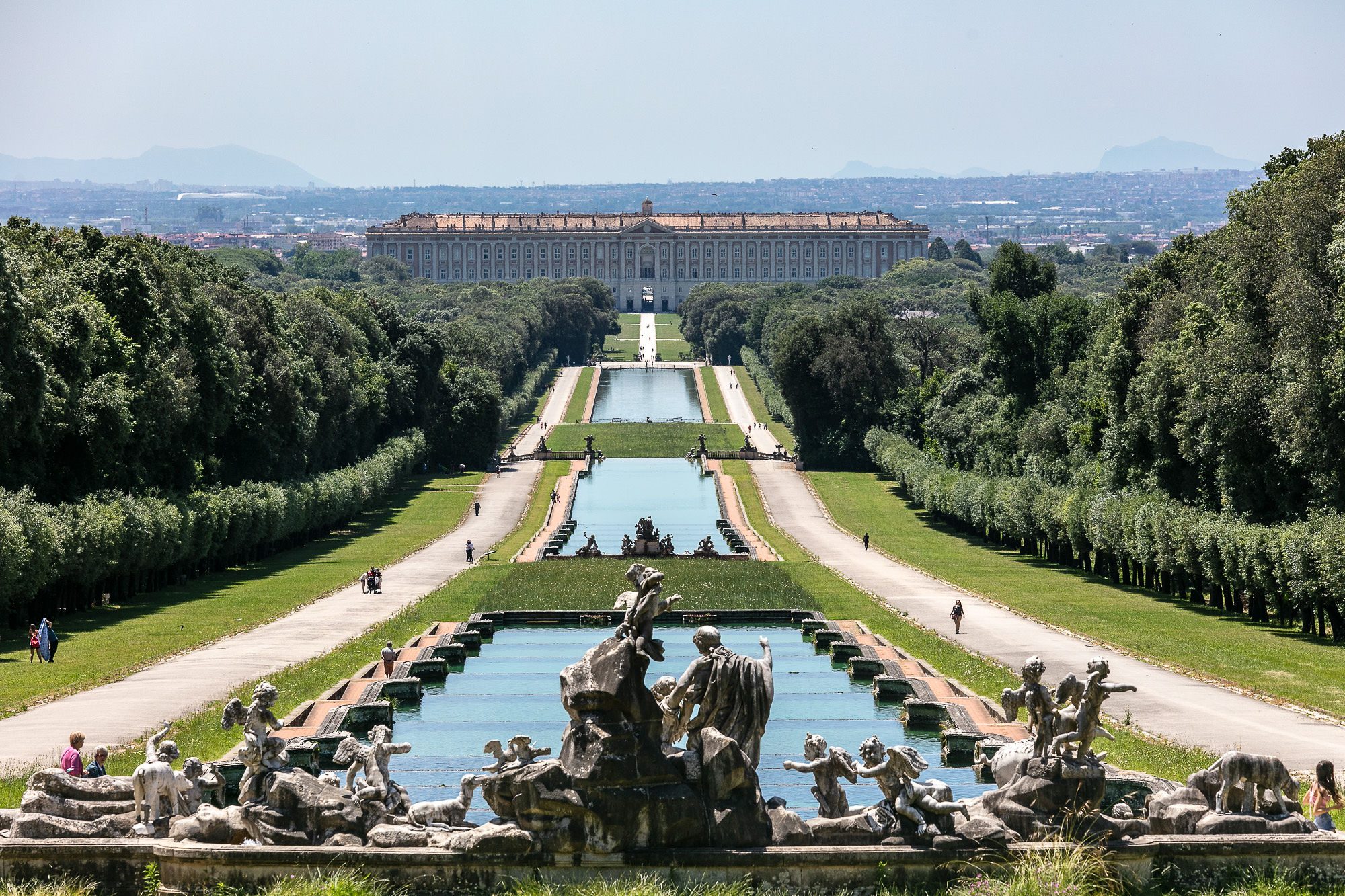 La Reggia di Caserta chiusa e il prof bocconiano che si lamenta. Una storia di luoghi comuni La Reggia di Caserta chiusa e il prof bocconiano che si lamenta. Una storia di luoghi comuni