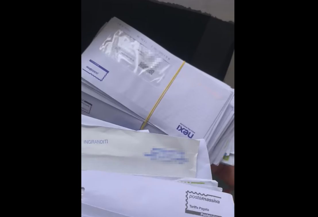 Napoli, getta via le lettere nella spazzatura invece di consegnarle: postino denunciato - Vimarsana News