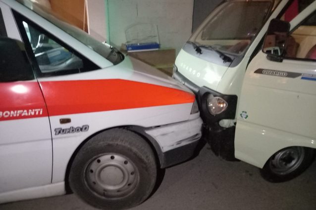 Follia a Cava de’ Tirreni, aggredisce volontari della Croce Rossa e distrugge l’ambulanza con un furgone Follia a Cava de’ Tirreni, aggredisce volontari della Croce Rossa e distrugge l’ambulanza con un furgone
