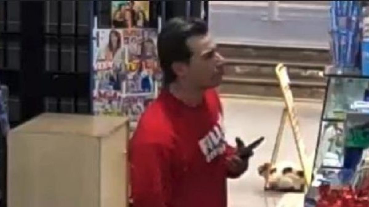 Elpidio D'Ambra in stazione a Frattamaggiore.