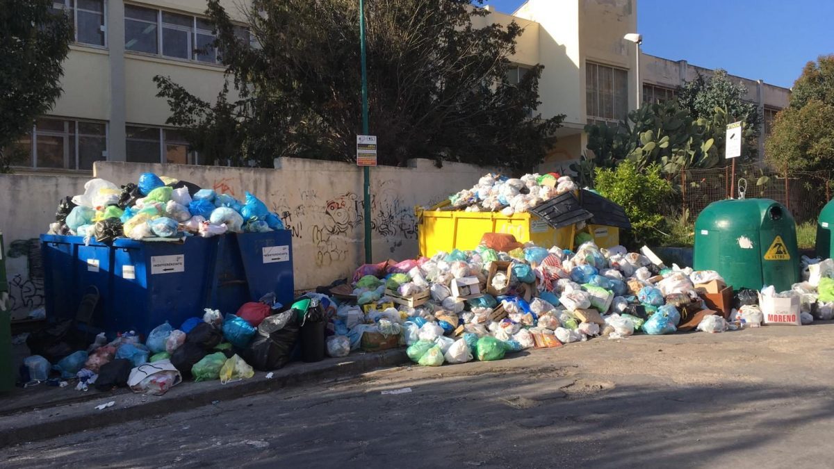 Emergenza rifiuti a Torre del Greco – foto 2019