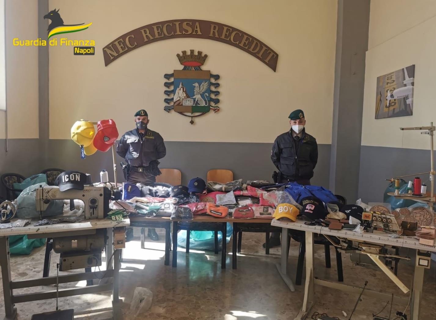 In casa produceva borse, giubbini e pantaloni di marca, ma erano falsi:  denunciato 44enne a Napoli