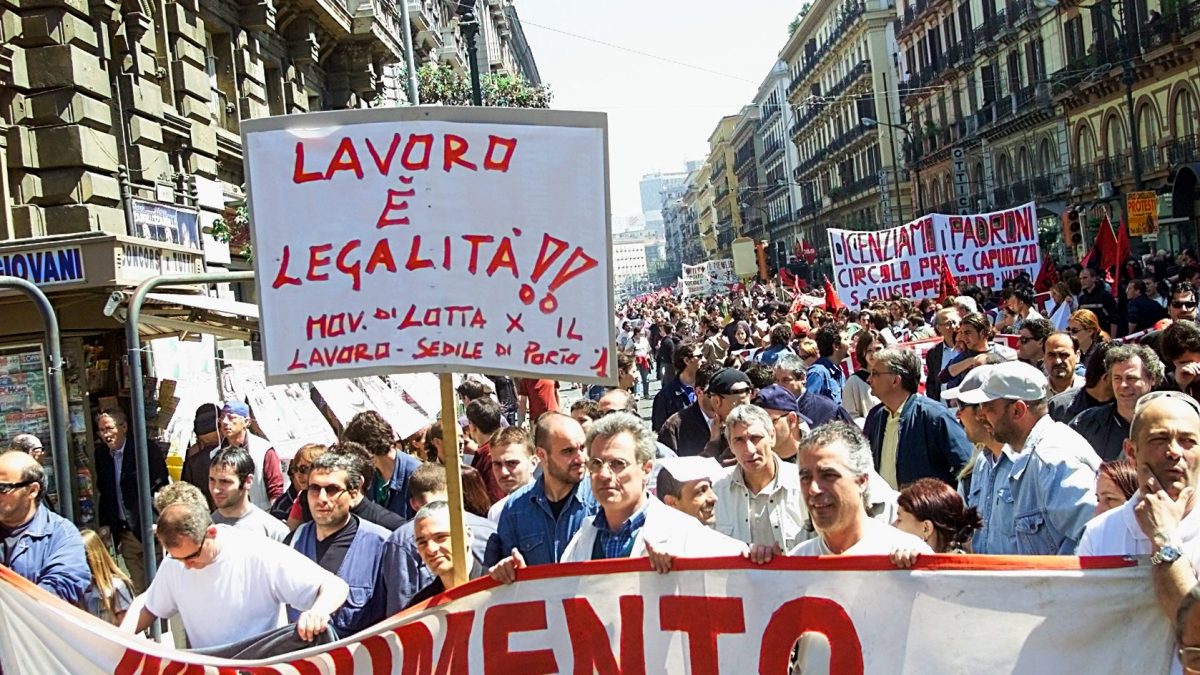 Una manifestazione di disoccupati degli anni Novanta a Napoli