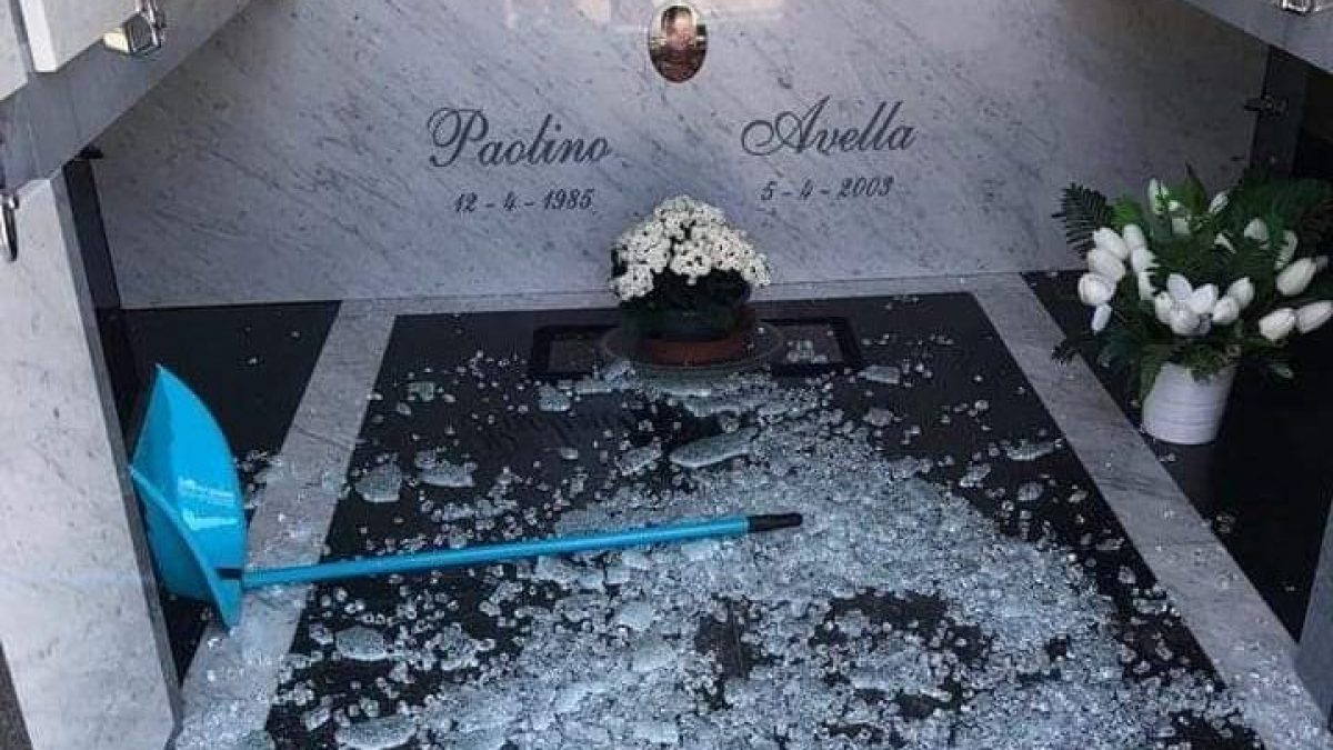 La tomba di Paolino Avella vandalizzata. Foto / Fondazione Pol.I.S.