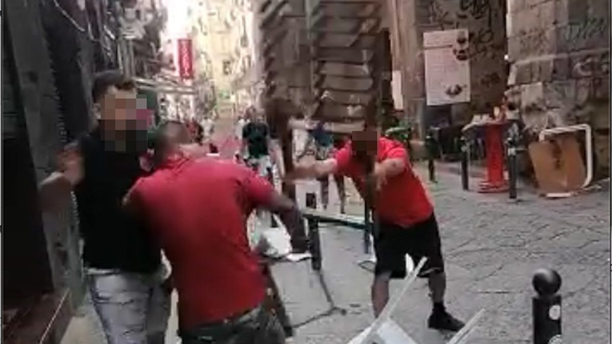 Frame dal video della rissa in via dei Tribunali
