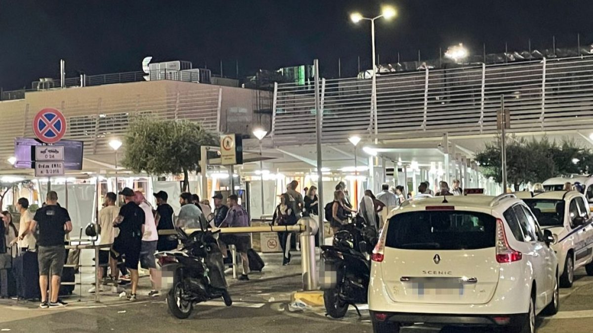 Turisti bloccati questa notte in aeroporto per lo sciopero dei taxi (Foto:Fanpage.it)