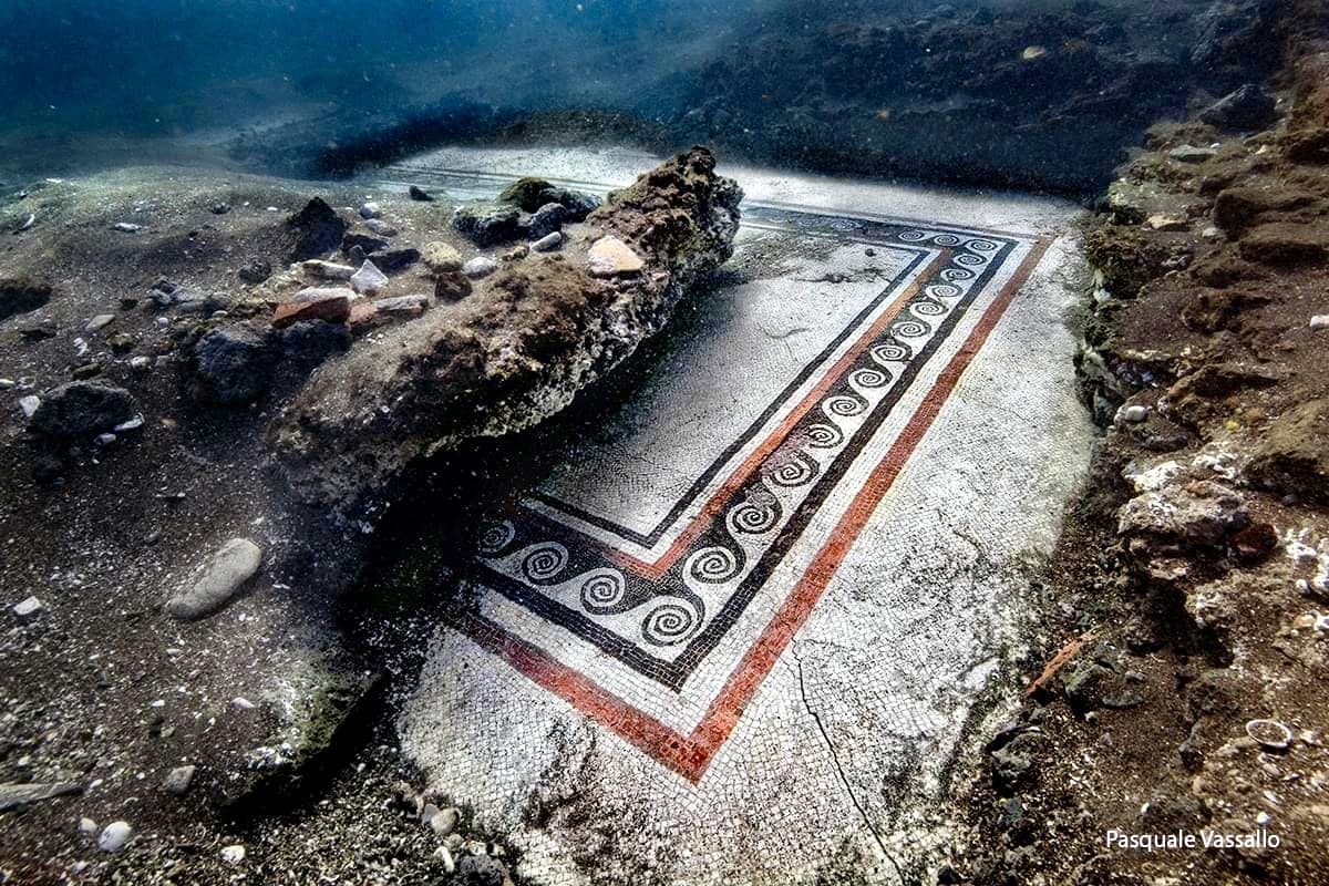 Baia, un mosaico con onde nere dell'antica Roma ritrovato a mare nel ...