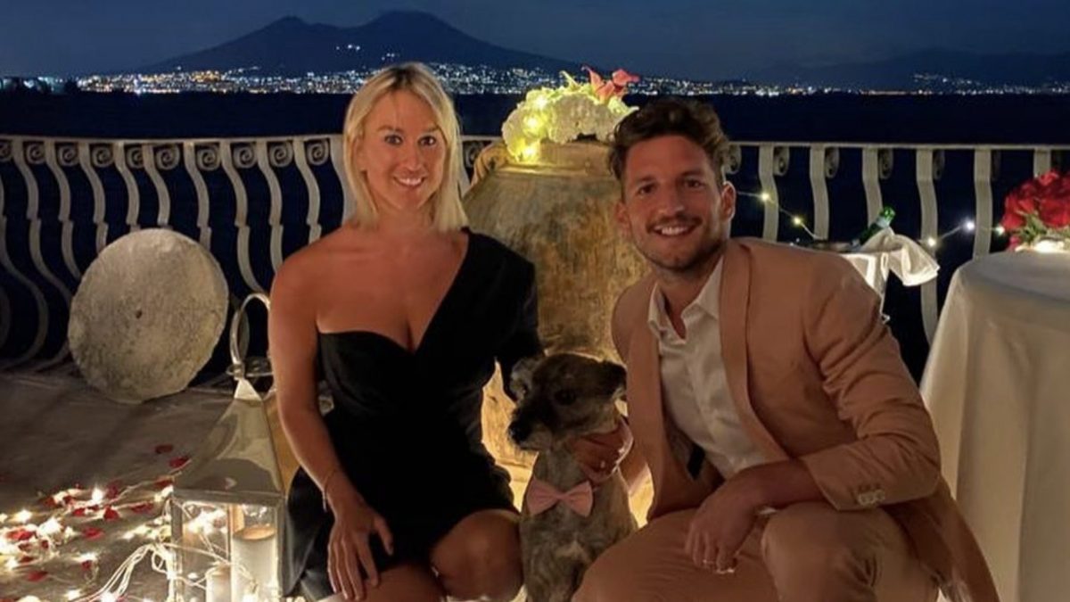 Dries Mertens e la moglie Katrin Kerkhofs sul terrazzo della loro casa di Napoli con vista sul Vesuvio