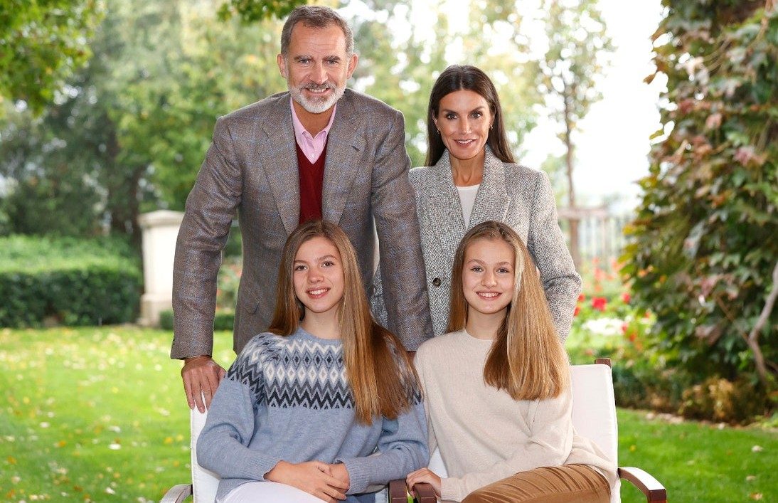 La cartolina di Natale dei reali di Spagna le principesse Leonor e Sofia indossano i maglioni