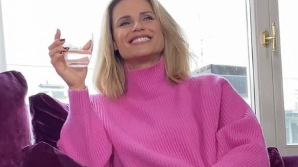 Michelle Hunziker sul divano di casa